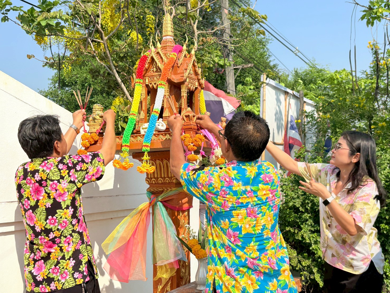 title - ส.ป.ก. ยโสธร จัดพิธีเจริญพระพุทธมนต์ทำบุญถวายภัตตาหารเพลแด่พระสงฆ์ พิธีสักการะศาลเจ้าที่และสิ่งศักดิ์สิทธิ์ประจำสำนักงาน เนื่องในเทศกาลวันขึ้นปีใหม่ไทย